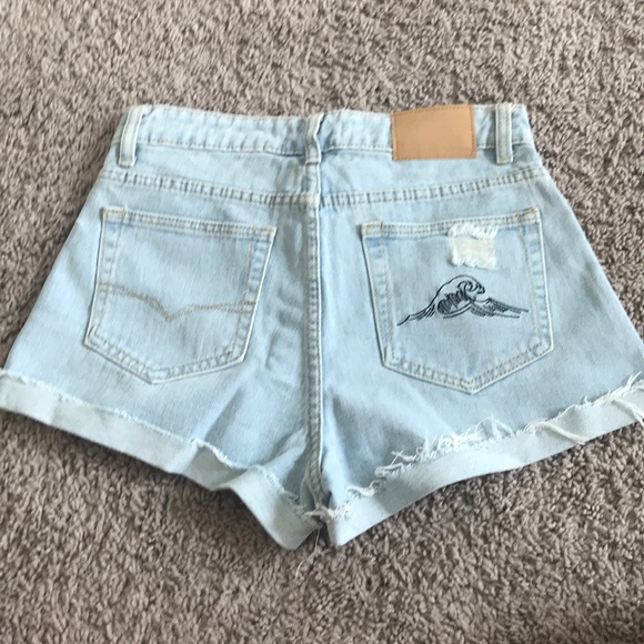Jean shorts with a wave embroidered on pocket. - Picture 2 of 2